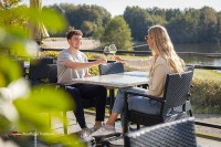 Hotel mit Restaurant am Wasser in den Niederlanden