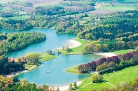 Ferienpark im Wald und mit Strand am Erholungssee in den Niederlanden