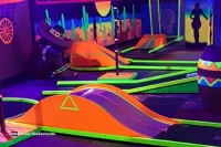 Glow-in-the-Dark Minigolfbahn in Drenthe Holland
