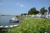 Camping am Fluss in den Niederlanden