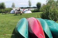 Camping mit Wassersportaktivitäten in den Niederlanden