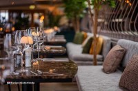 Jeden Morgen wird ein umfangreiches Frühstücksbuffet mit einer Auswahl an warmen und kalten Speisen im ruhigen Restaurant serviert