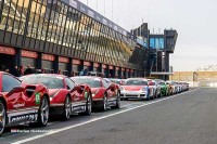 Traumautos wie Ferraris, Lamborghinis, McLarens und Porsches fahren in Holland