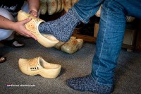 Ein Besuch in der Holzschuhfabrik Koop bietet einen informativen Einblick in das traditionelle Handwerk der Holzschuhherstellung