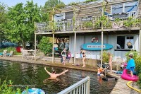 Camping mit natürliche Badeteich in Friesland Niederlande