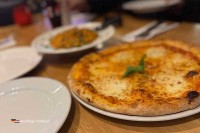 Pizza im italienischen Restaurant Amsterdam Niederlande