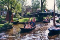 Rundfahrt im überdachten Boot durch das authentische Dorf Giethoorn dem Venedig des Nordens